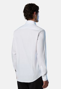 Weißes Langarmshirt mit klassischem Kragen, glatter Textur und Knopfmanschetten, gestaltet mit einem geraden Rückendesign.