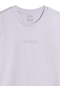 Lichtpaarse Vans T-shirt met een ronde hals en een geborduurd logo in een iets donkerdere tint, centraal op de borst geplaatst. Gladde stoftextuur.