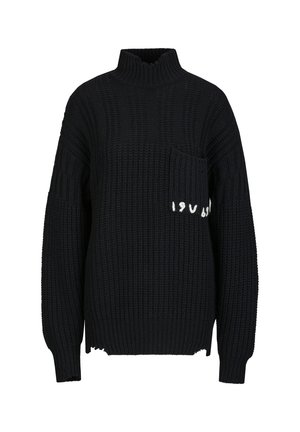 Zwarte grofgebreide trui met een hoge geribbelde kraag, lange mouwen, een voorzak met witte geborduurde cijfers en een licht versleten zoom.