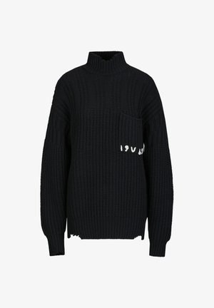 Schwarzer, grob gestrickter Pullover mit hohem, geripptem Kragen, langen Ärmeln, Fronttasche mit weißen, bestickten Zahlen und leicht ausgefranstem Saum.