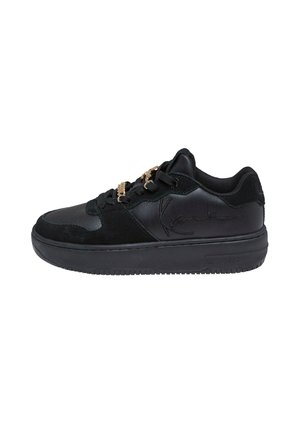 Sneaker nere in materiali pelle e camoscio, caratterizzate da una superficie testurizzata, dettagli in oro sulle stringhe e una suola spessa in gomma.