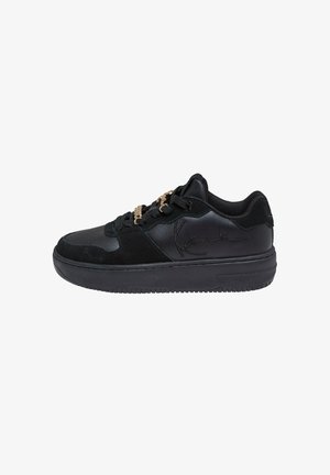 Fekete sneakers bőr és velúr anyagból, textúrált felülettel, arany tónusú díszítéssel a cipőfűzőkön és vastag gumitalppal.
