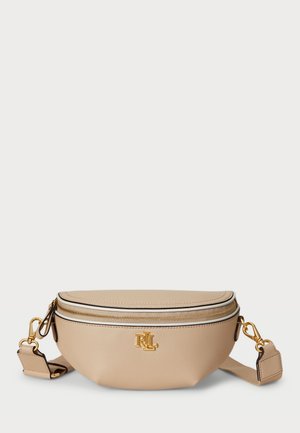 Lys beige lærveske med en buet form, gulldetaljer, glidelås på toppen og kontraststing. Har en justerbar stropp.