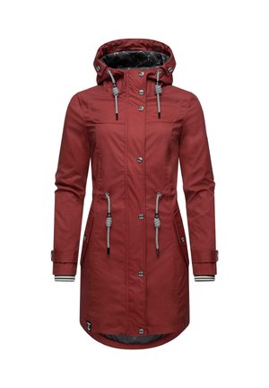 Long imperméable rouge à capuche avec boutons sur le devant, cordons de taille ajustables et poignets boutonnés, présenté sur fond blanc.