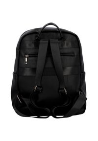 Sac à dos noir texturé avec une poignée supérieure, des bretelles ajustables et une poche avant zippée. Présente des accents en métal lisse.