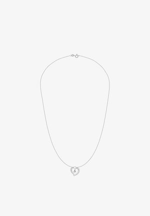 Sudraba ķēdītes kaklarota ar divu sirdsdobrunu piekariņu, kura centrā ir neliels dārgakmens, gluda tekstūra un minimālistisks dizains.