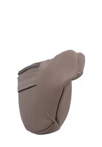 Gant de boxe en cuir gris avec des détails cousus et un poing fermé, présenté sur un fond blanc.