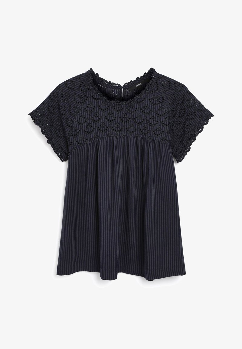 Blouse bleu marine à manches courtes avec haut en dentelle brodée et tissu rayé ample sous la ligne de poitrine.