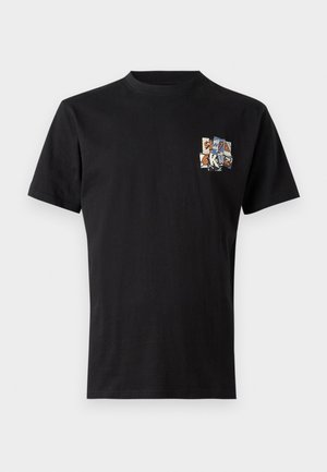 Sort T-shirt med korte ærmer og lille farverig grafik med tekst på venstre brystområde på ensfarvet hvid baggrund.