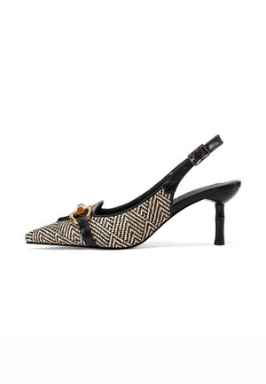 Buciki na obcasie typu slingback z czubkiem w kształcie strzały, wykonane z tkaniny w czarno-tanowy wzór houndstooth, z czarną skórzaną taśmą i akcentami w kolorze złotym.