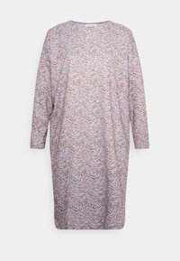 Vestido de mangas longas com um padrão de riscas de tigre em azul claro e castanho, feito de um tecido macio com um corte descontraído e decote redondo.