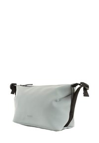 Borsa a tracolla impermeabile grigia realizzata in materiale liscio; presenta una chiusura a zip e una tracolla scura con fibbie regolabili.