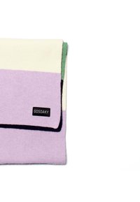 Coperta lavorata a maglia viola e crema con accenti verdi e neri, dotata di un'etichetta nera con la scritta "GOSOAKY" ricamata. Texture morbida, design piegato.