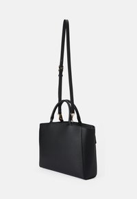 Svart lær tote bag med doble topphåndtak og avtakbar skulderstropp. Har en glatt tekstur og rektangulær form. Gullfargede detaljer.