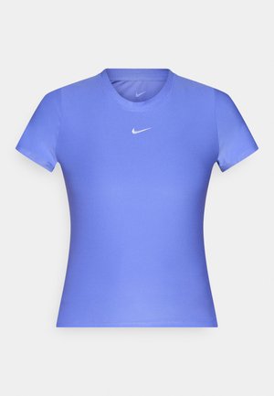 Fioletowy, dopasowany T-shirt Nike z krótkim rękawem, z małym białym logo Swoosh na piersi i okrągłym dekoltem.