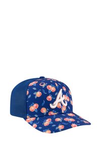 Blaues Cap mit Pfirsich- und Blattmuster, Netzrücken und einem auffälligen weißen gestickten "A"-Logo auf der Vorderseite. Strukturiertes Design mit einem gebogenen Visier.