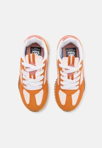 Kappa AUTHENTIC ARKLOW UNISEX - Joggesko - pink cream/orange rusty/brown crock