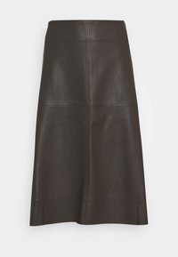 Falda midi de cuero marrón con corte recto, que presenta costuras visibles y una textura suave. Sin cierres, con un dobladillo simple en la parte inferior.