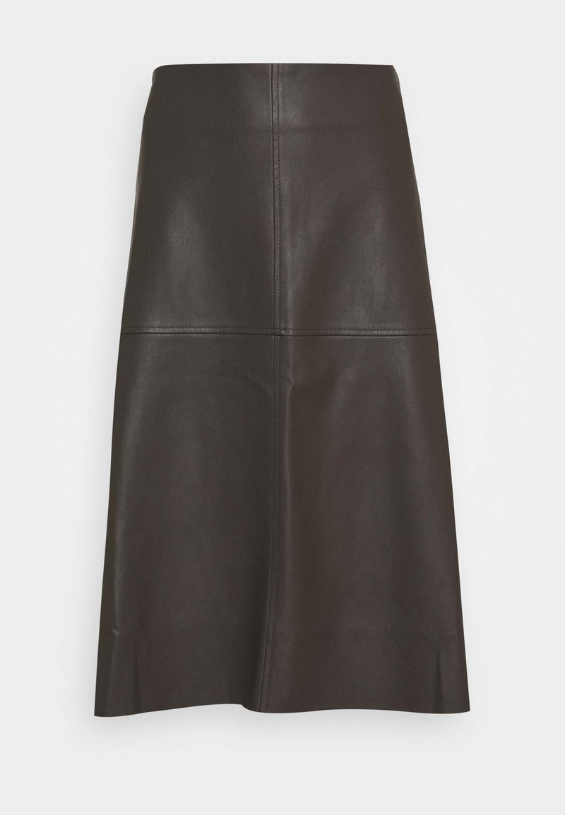 Falda midi de cuero marrón con corte recto, que presenta costuras visibles y una textura suave. Sin cierres, con un dobladillo simple en la parte inferior.