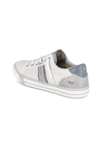 Sneakers casual di colore grigio, bianco e blu navy, realizzati in pelle e mesh, con lati perforati e accenti a strisce.
