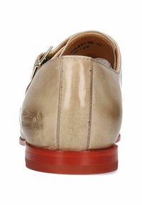 Scarpa in pelle beige con finitura lucida, dotata di tacco arrotondato e suola di un vivace rosso. Accenti metallici notevoli sul lato.