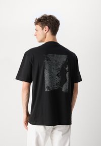 Calvin Klein Jeans CITY GRID MAP TEE - Camiseta estampada - black