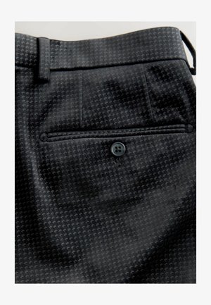 Čierne nohavice s vzorom, ktoré majú jemný textúrovaný dizajn, vrecko na zadnej strane so zapínaním a pútka na opasok pri páse.