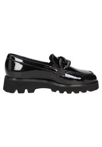 Mocassin en cuir verni noir avec semelle à crampons épaisse et détail décoratif en nœud sur l'empeigne, vue de côté sur fond blanc.