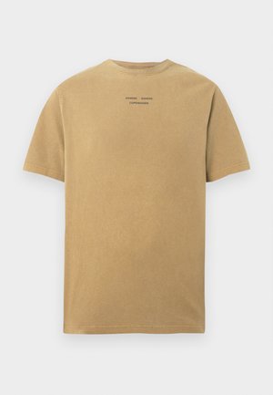 Krótki rękaw t-shirt w jasnobrązowym kolorze, wykonany z bawełny. Posiada okrągły dekolt i nadrukowany na plecach tekst z nazwą marki.