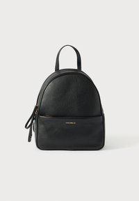 Mochila negra de cuero con un diseño redondeado, textura granulada, cierre de cremallera, asa superior y un bolsillo frontal con una marca dorada.