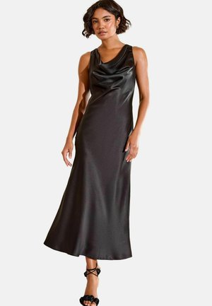 Crna satenska haljina s drapiranim dekolteom i bez rukava, koja seže do članaka. Ima glatku teksturu i jednostavan siluetu.