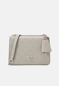Borsa a tracolla in ecopelle grigia con design a logo in rilievo, hardware in tonalità oro, tracolla a catena e etichetta con logo incorporata. Forma rettangolare compatta.