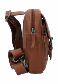 Borsa a spalla in pelle marrone con due compartimenti con zip, una tracolla regolabile e dettagli in metallo. Design rettangolare strutturato.
