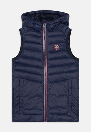 Gilet rembourré bleu marine avec capuche, fermeture éclair avant et détail de logo. Design matelassé avec deux poches latérales et fermeture éclair rouge contrastante.