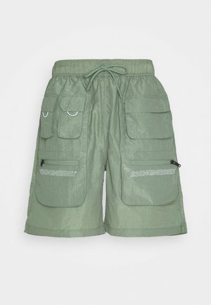 Grønne cargoshorts med elastisk taljebånd, snøre, flere lommer med klap og lynlås samt "23ENGINEERED" trykt på forlommerne.