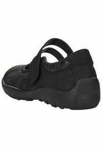 Schwarze Schuhe mit einem strukturierten Blumenmuster, verstellbarem Riemen und einer stabilen Gummisohle für Grip und Unterstützung. Die Rückansicht hebt das Designmerkmal hervor.
