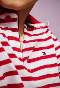 Tommy Hilfiger FLAG UNISEX - Poloshirt - primary red/white