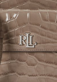 Lauren Ralph Lauren CROC EMBOSSED MEDIUM MARCY CAMERA BAG - Borsa a tracolla - taupe brown
