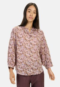 Langærmet bluse i let materiale med et lilla, pink og orange blomsterprint. Knapfront med afslappet pasform og samlet ærmer.