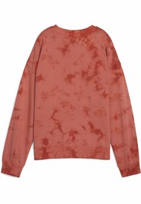 Sproščen pulover s krožnim ovratnikom v zbledeli terakotni barvi z vzorcem tie-dye; mehak bombažni material z dodatkom, široki rokavi in poudarjen rebrast rob.
