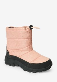 Stivale invernale isolato di colore rosa con design trapuntato, accenti glitter, suola nera in gomma e chiusura con cordino nella parte superiore.