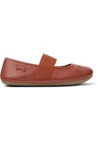 Braune Lederballerinas mit einem breiten Gummiband über dem Mittelfuß, runder Zehenpartie und einer flexiblen Gummisohle.