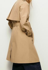 Pepe Jeans Gabardina - camel
