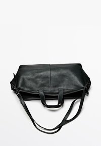 Sort læder tote taske med en struktureret overflade, med dobbelte top-håndtag og lynlåslukning, flad form og minimalistisk design.