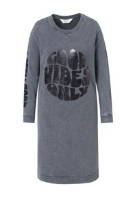 Robe sweat graphique en gris foncé. Présente un grand texte noir "GOOD VIBES ONLY", des manches longues et une coupe décontractée. Fabriquée en tissu doux.