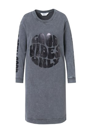 Grafische sweater jurk in donkergrijs. Kenmerkt zich door grote zwarte tekst "GOOD VIBES ONLY", lange mouwen en een ontspannen pasvorm. Gemaakt van zachte stof.