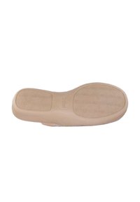 Suela de zapato beige con superficie de goma texturizada, que cuenta con dos secciones elevadas para agarre, bordes lisos y sin marcas ni patrones visibles.