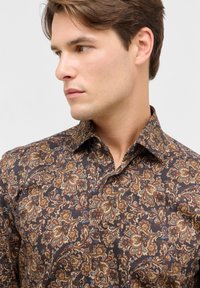 Bruine shirt met paisleypatroon en knoopsluiting, met ingewikkelde gouden en blauwe details en een geborsteld stofafwerking.