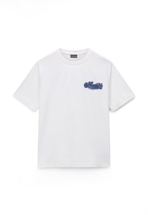 Λευκό κοντομάνικο T-shirt με στρογγυλή λαιμόκοψη και μικρό μπλε λογότυπο «Napapijri Since 1987» στο αριστερό στήθος.