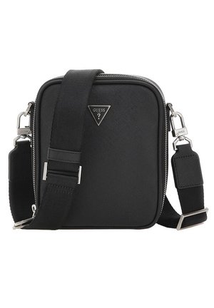 Sac bandoulière carré noir avec une sangle large réglable, des fermetures éclair argentées et un petit logo triangulaire Guess à l'avant.